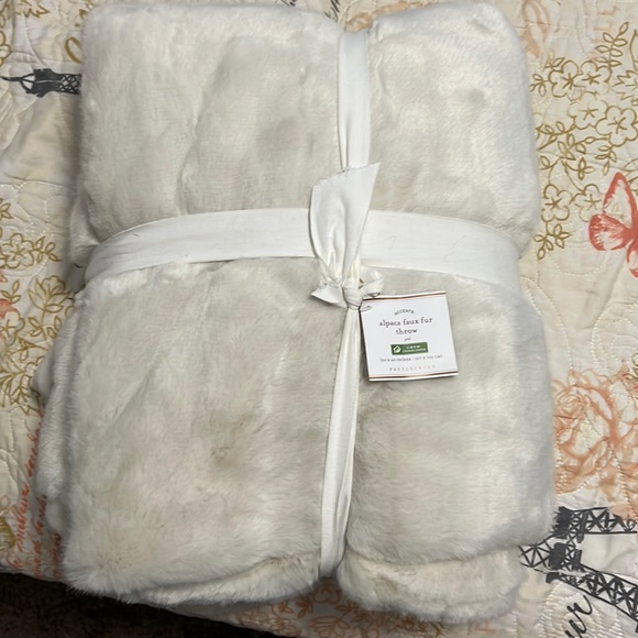 Pottery Barn Bedding Pottery Barn Accents Alpaca Faux Fur Throw